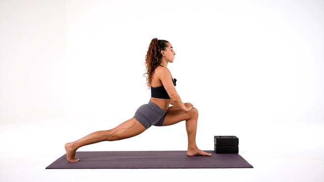 Dynamic Lunge demonstrated by Yasmin Masri